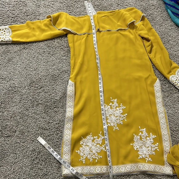 Kurta kameez pants off shoulder, mustard yellow white lace long sleeve - Picture 8 of 14